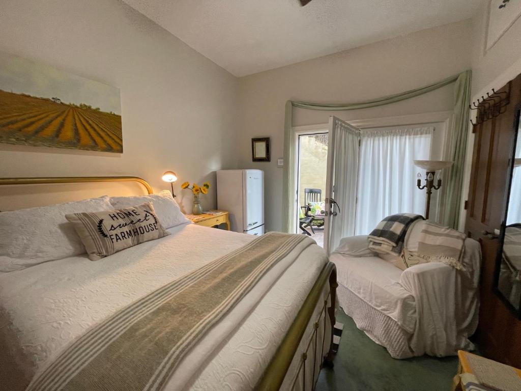 Lake Austin Luxury Guesthouse Cabin & Suite Retreat